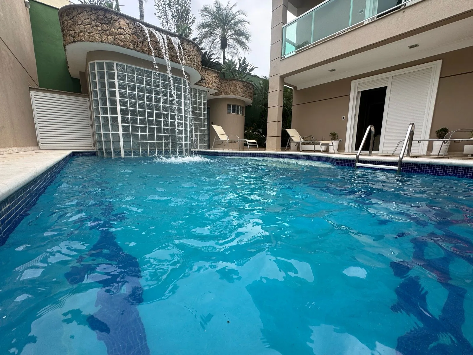Piscina com cascata de pedra