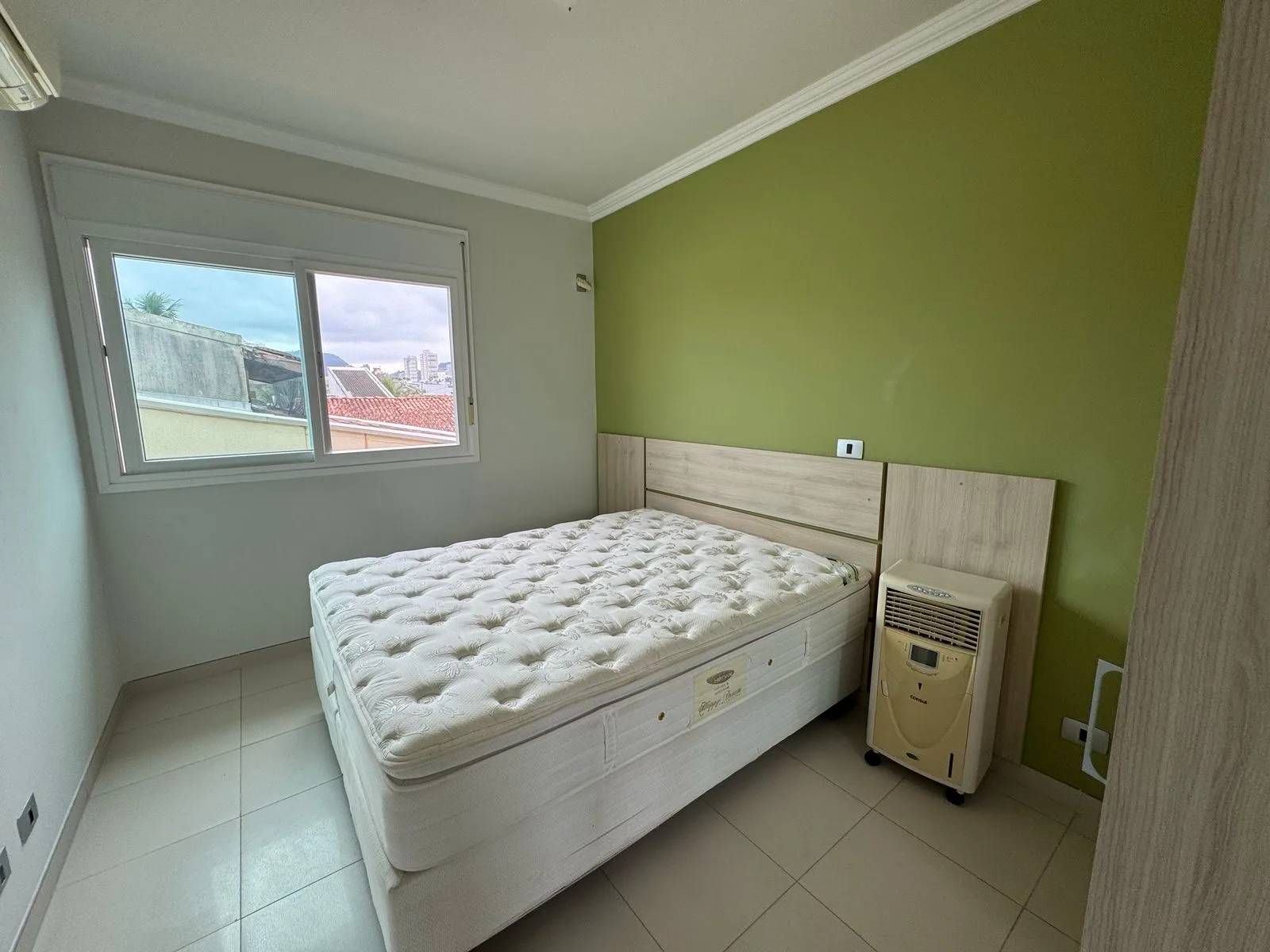 Suíte com duas camas de solteiro e vista para a rua
